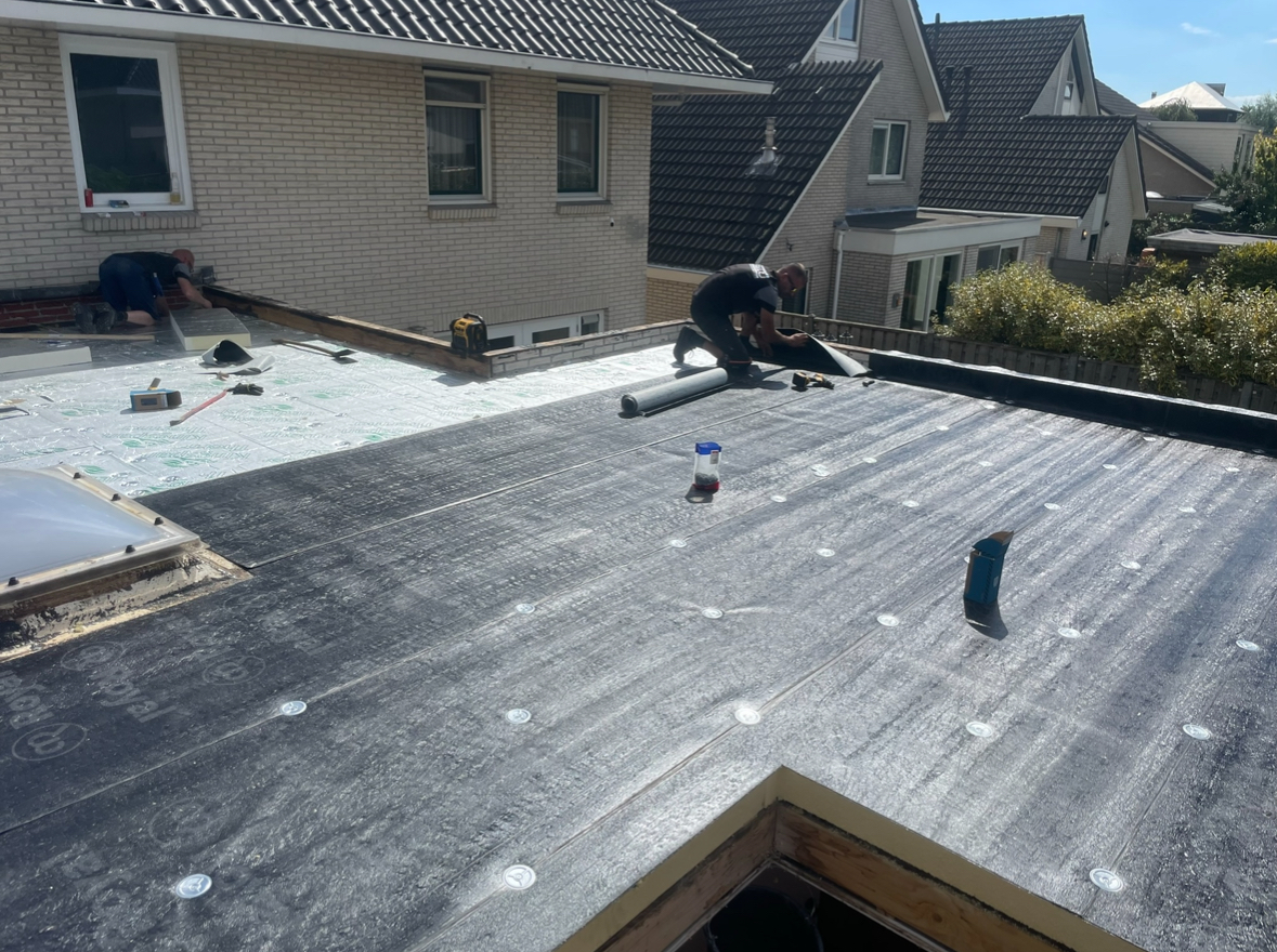 Platte dakrenovatie bij woning in Enschede Dakdekkers renoveren een plat dak van een woning in Enschede met nieuwe dakopbouw en afwerking.